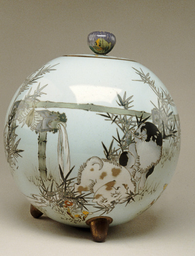 Namikawa_Sosuke_-_Spherical_Jar_with_Puppies_-_Walters_44697